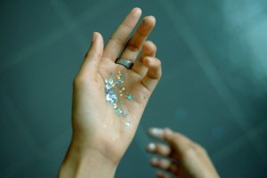 Unsplash Glitter na palma da mão de uma pessoa.