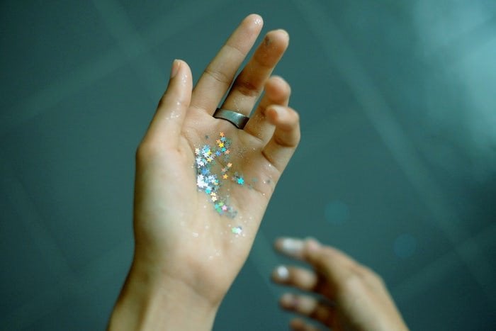 Glitter na palma da mão de uma pessoa.