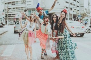 Grupo de amigos dançando ao ar livre.