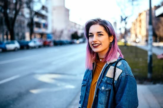 Mulher sorrindo com cabelo colorido na rua