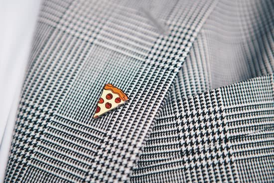Pin de pizza na roupa