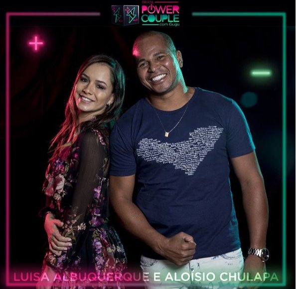 Casal Aloísio Chulapa e Luisa Albuquerque abraçados sorrindo no anúncio dos novos participantes do reality