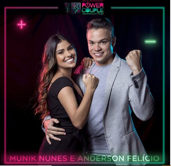 Casal Munik Nunes e Anderson Felício abraçados sorrindo no anúncio dos novos participantes do reality