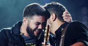 Henrique e Juliano abraçados
