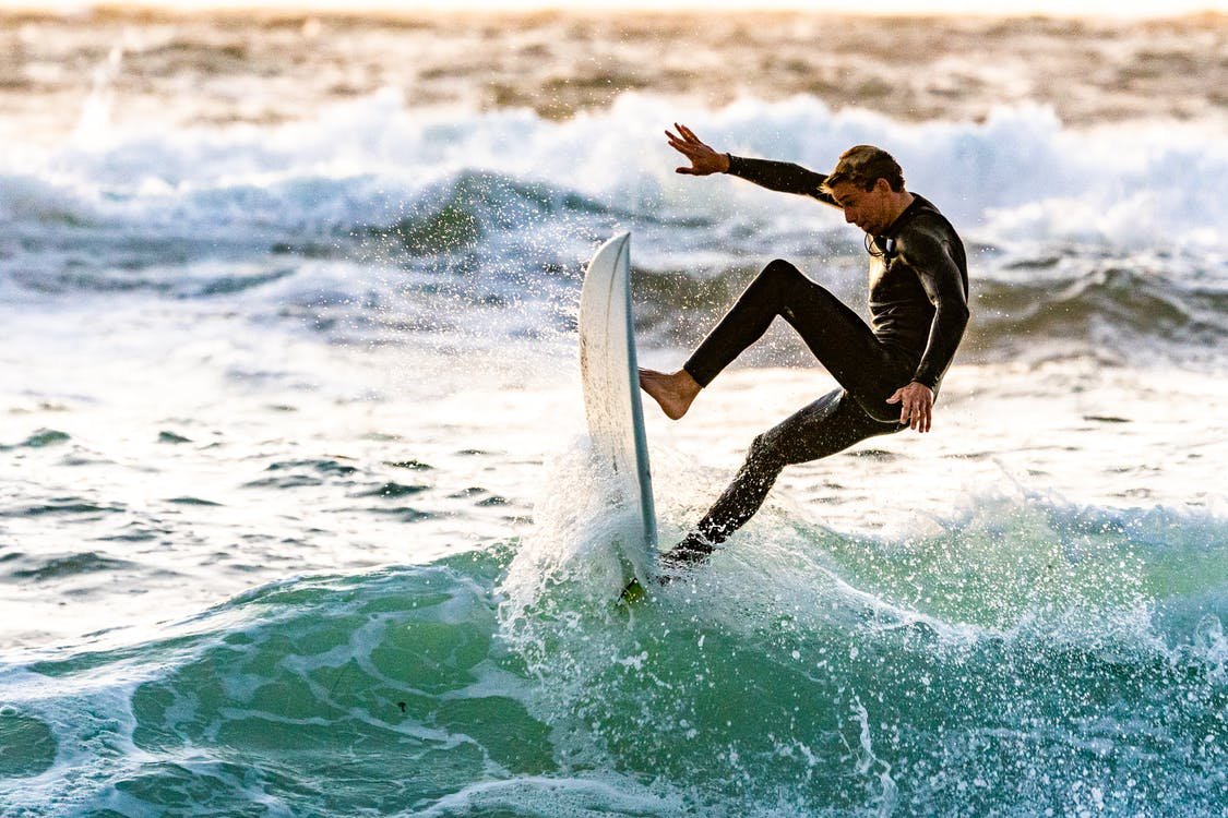 Homem praticando surf