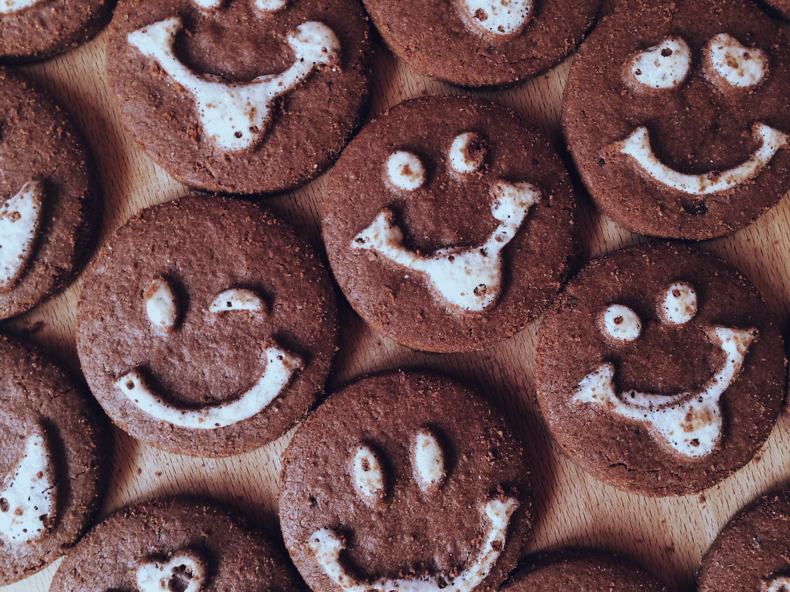 Biscoitos de chocolate com rostinhos felizes