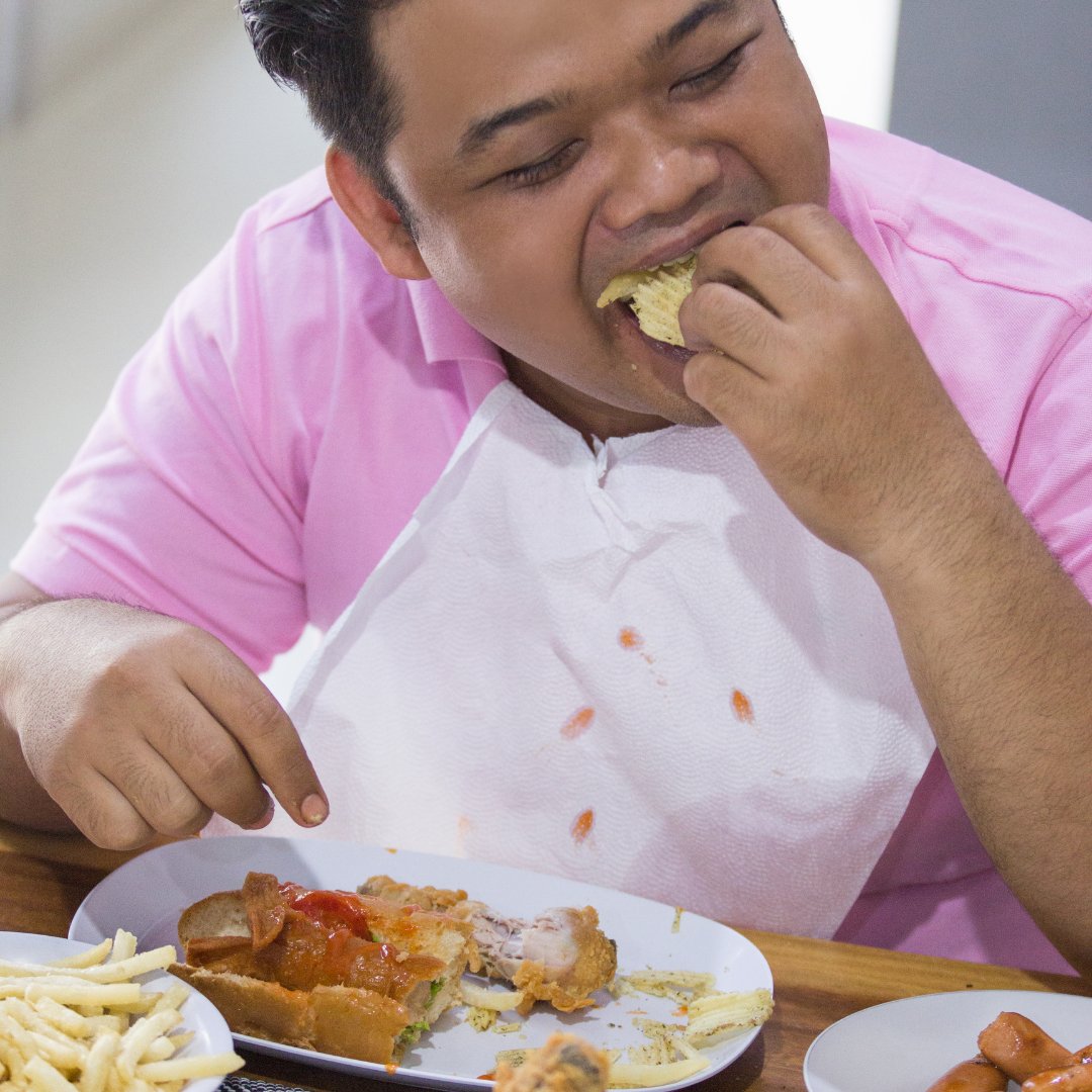 Homem comendo vários pratos de comida