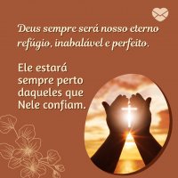 Unsplash | Samantha Sophia Criança segurando bíblia em frente ao rosto