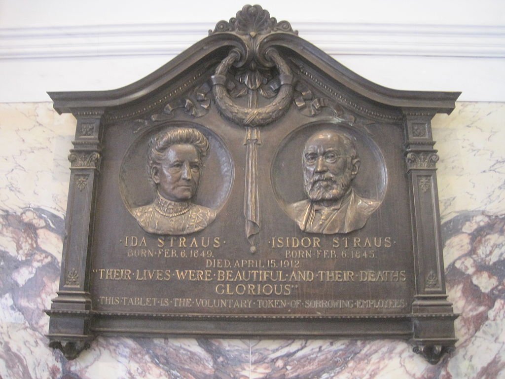 Memorial do casal Ida e Isidor Strauss com suas datas de nascimento e morte, assim como o epitáfio 'Suas vidas foram lindas e suas mortes gloriosas'