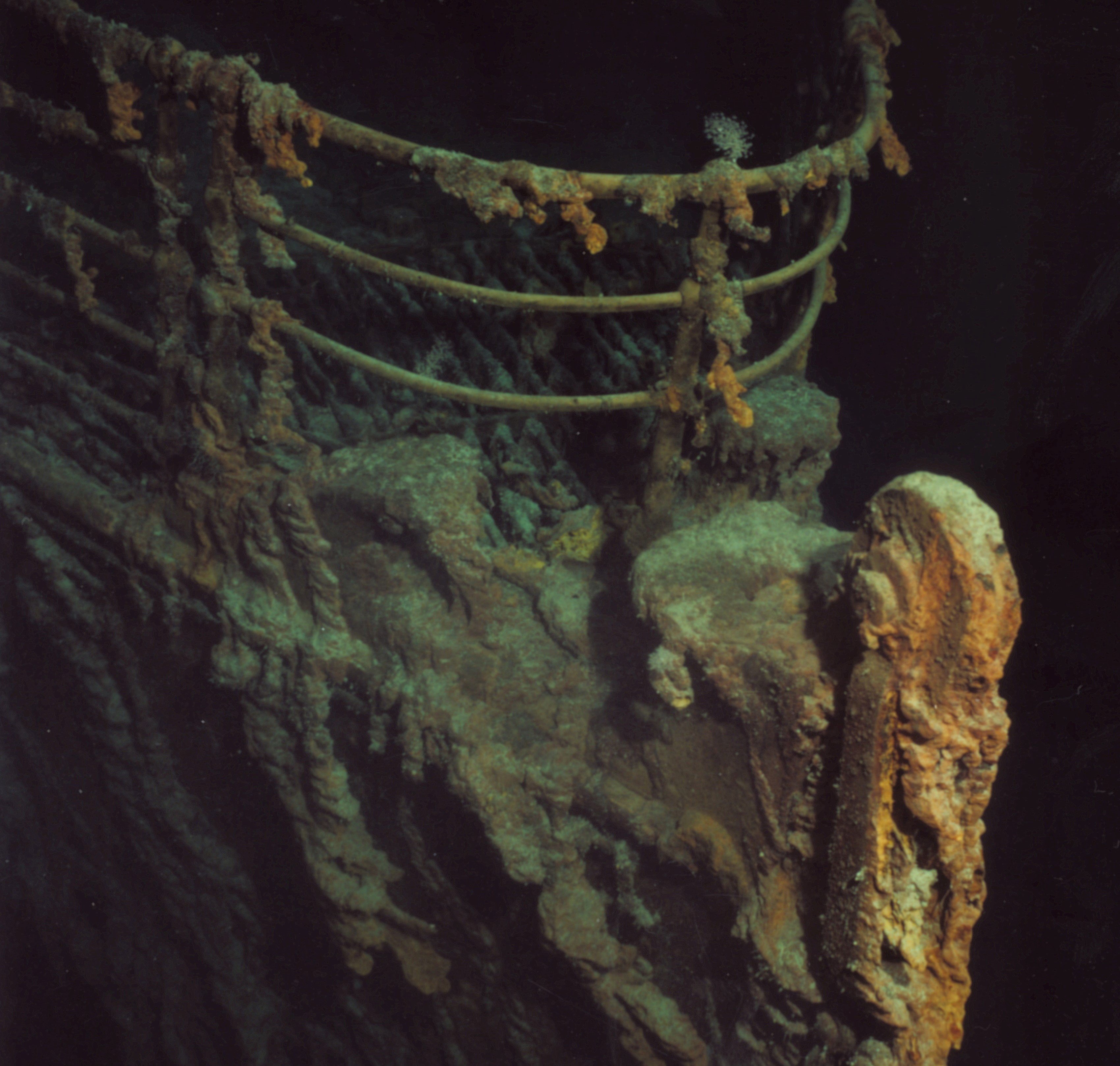 Imagem submarina do Titanic afundado no fundo do oceano