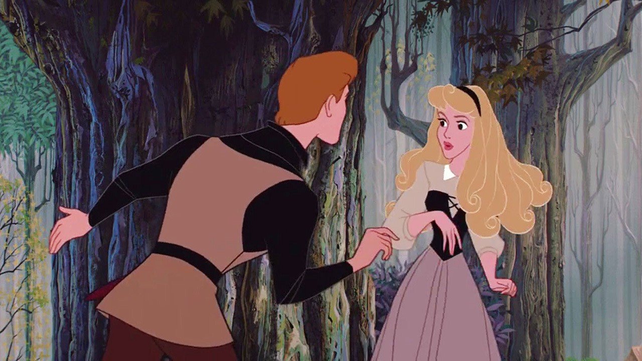Princesa Aurora e seu príncipe conversando em floresta