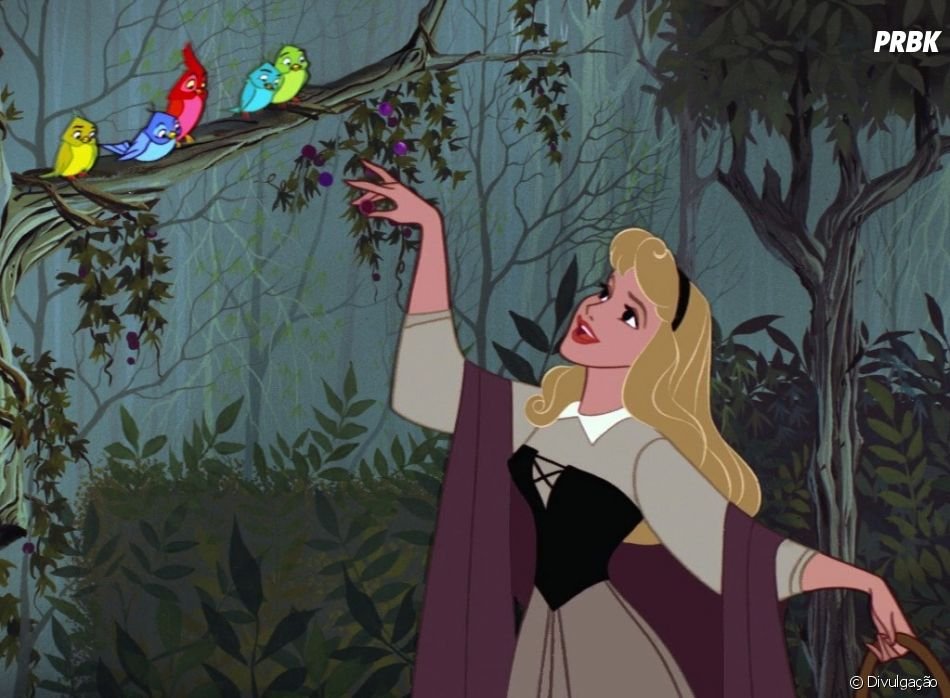 Princesa Aurora cantando para passarinhos no meio da floresta