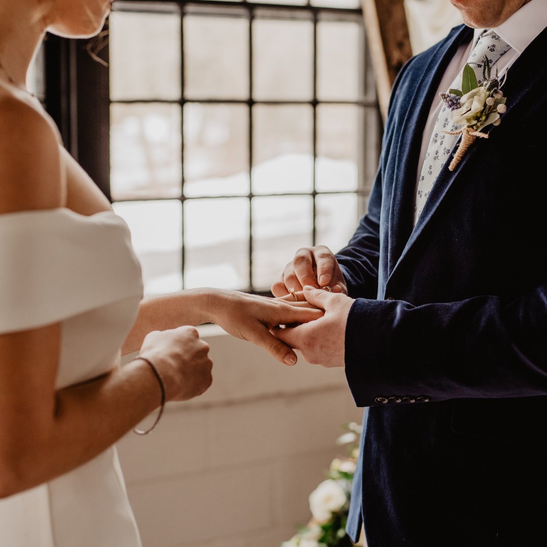 Homem e mulher dando as mãos no casamento