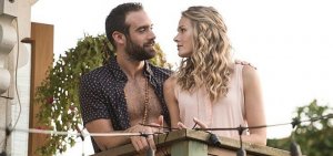 Dois personagens de No Tomorrow se olhando