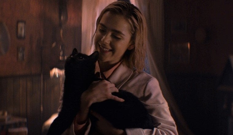 Sabrina Spellman segurando gato Salem