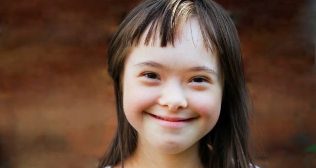 Garota com Síndrome de Down sorrindo