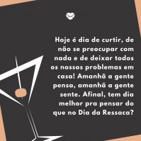 Menina tomando suco e olhando para o lado