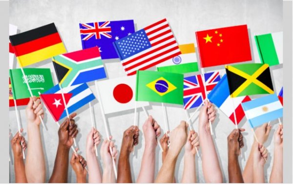 Diversidade de mãos segurando bandeiras de vários países em fundo branco