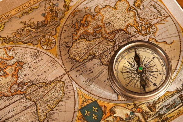 Bússola em cima de mapa mundi