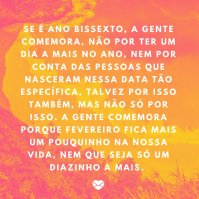 Amigos comemorando com taças de champanhe e velas de estalo
