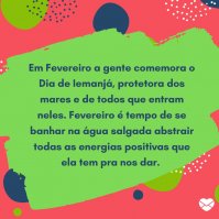 Menina sentada no mar