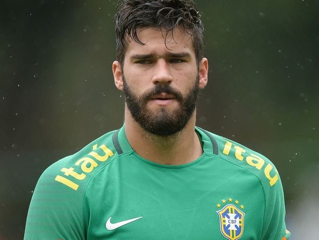 Alisson Becker com camisa da Seleção Brasileira