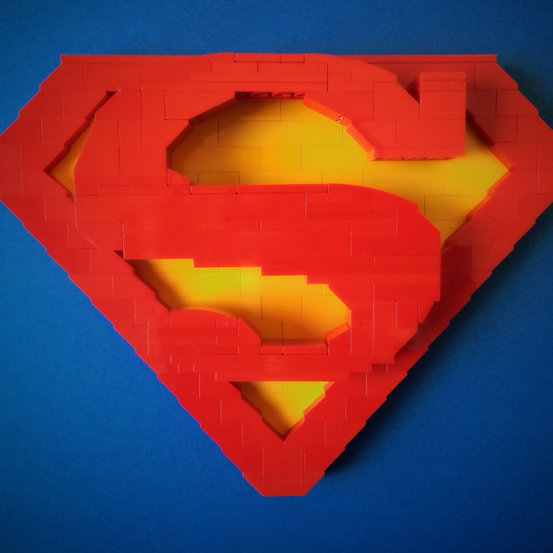Logo do Superman feito em peças de plástico.