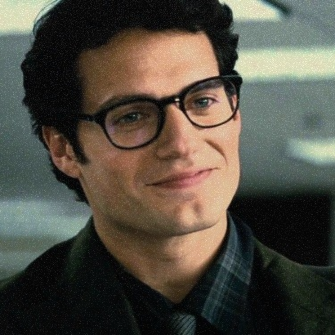 Clark Kent usando óculos pretos.