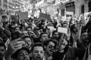 Foto de Amine M'Siouri no Pexels Multidão de pessoas protestando nas ruas
