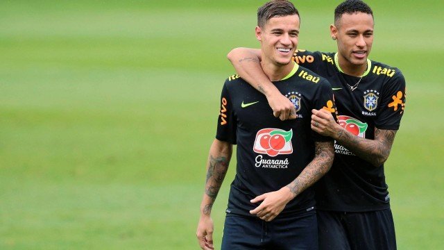 Neymar abraçando Philippe Coutinho por trás em campo, ambos sorrindo, vestindo uniforme da Seleção Brasileira.