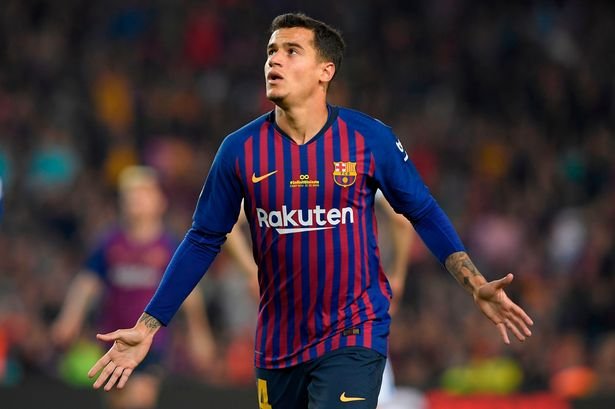 Philippe Coutinho correndo em campo com os braços abertos ao lado do corpo, a boca semi aberta, vestindo uniforme do time Barcelona.