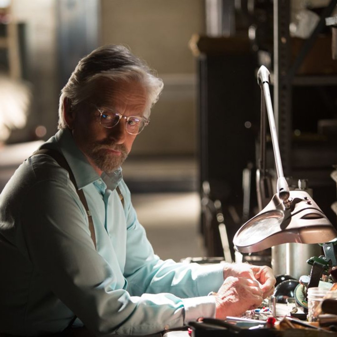 Ator Michael Douglas como a personagem Dr. Hank Pym na reprodução do filme 'Homem-Formiga'