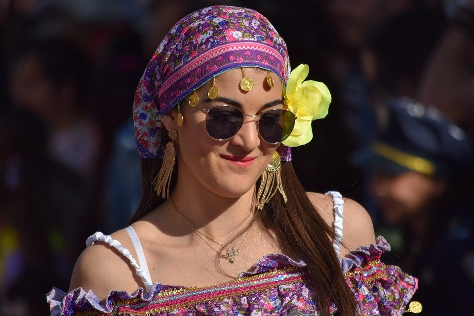 Mulher vestida de cigana com óculos de sol