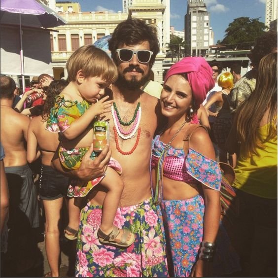 Família fantasiada de baianos curtindo carnaval