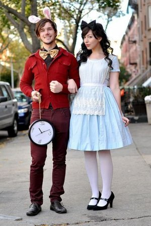 Casal fantasiado de Alice e coelho
