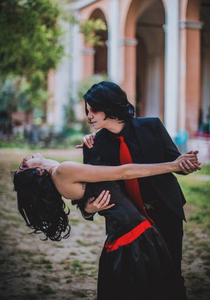 Casal dançando fantasiado de Gerard Way e Helena