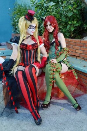 Mulheres fantasiadas de Arlequina e Hera Venenosa