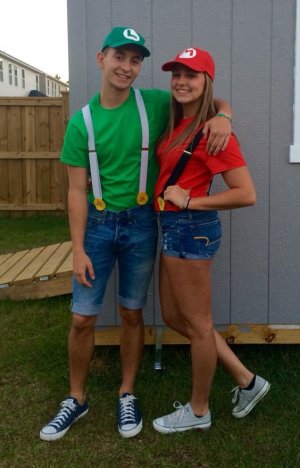 Casal fantasiado de Super Mario e Luigi