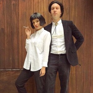 Casal fantasiado de Mia Wallace e Vincent Vega