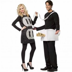 Casal fantasiado de interruptor e tomada