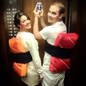 Casal fantasiado de sushi