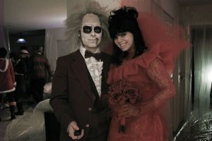 Casal fantasiado de Beetlejuice e Lydia