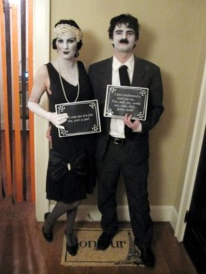 Casal fantasiado de casal Charles Chaplin