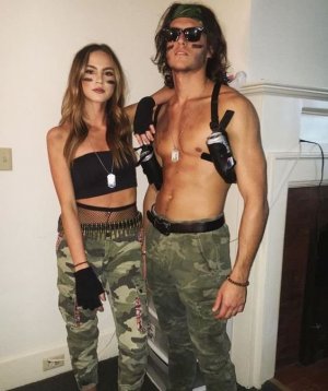 Casal fantasiado de guerrilheiros