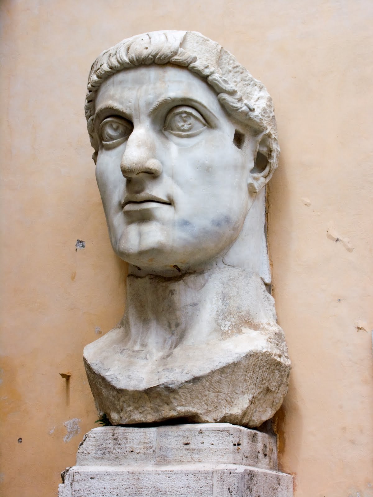 Colosso de Constantino, estátua do imperador na Basílica de Constantino, em Roma.