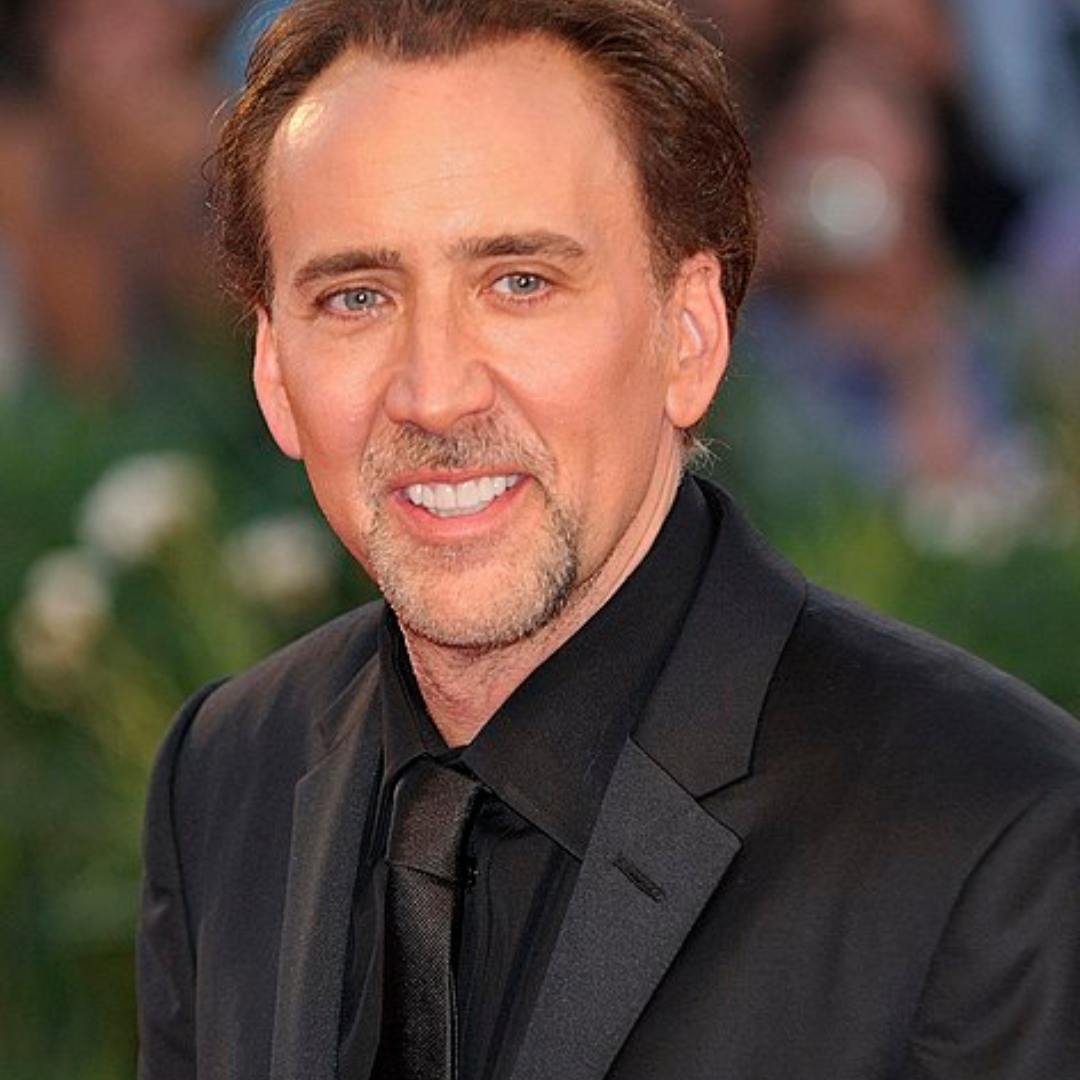 Ator Nicolas Cage em tapete vermelho de premiação