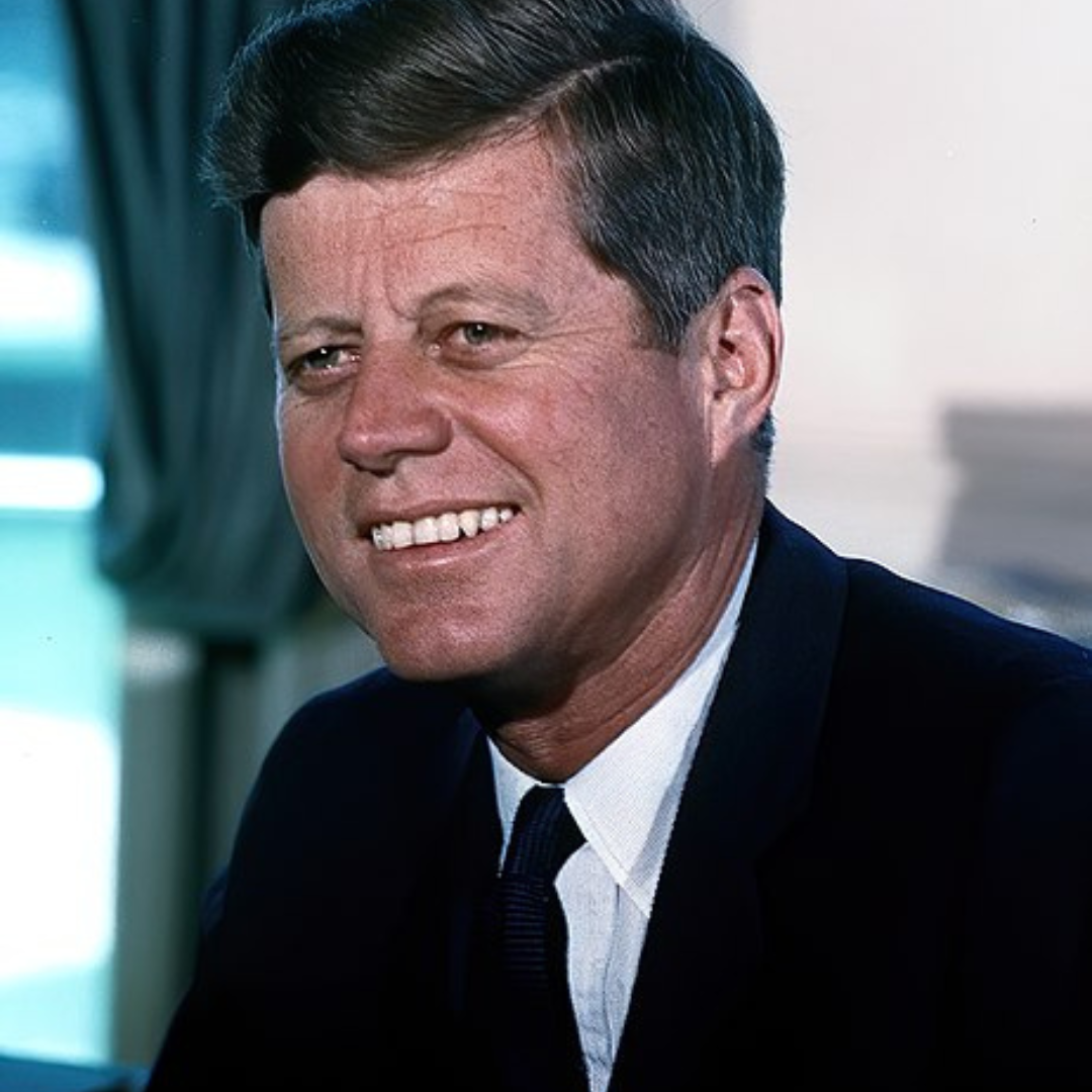John Kennedy sorrindo