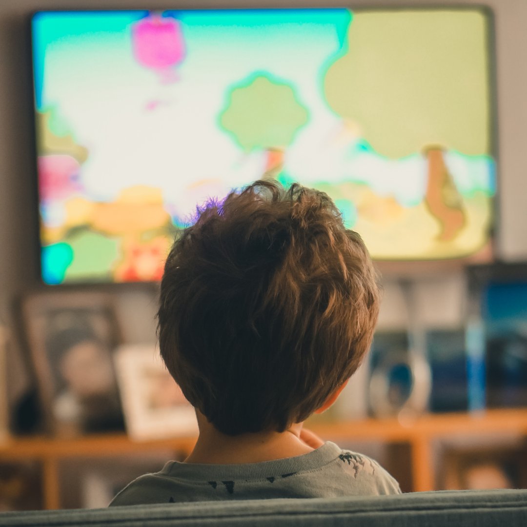 Criança assistindo desenho na televisão