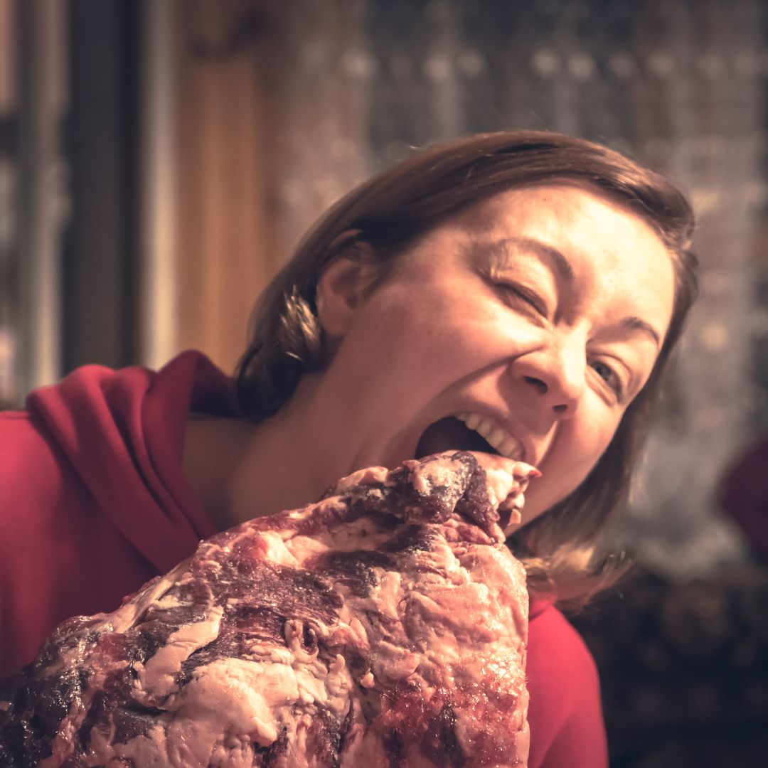 Mulher comendo carne crua