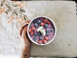 Mariel Zabk em Reshot Mulher segurando um pote com frutas